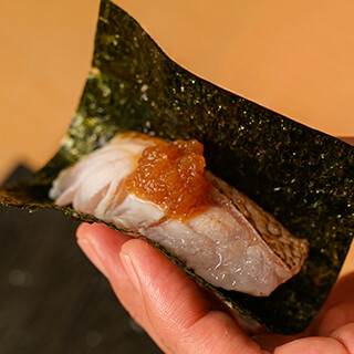 全国の旬食材を用いて粋な手法で握る本格江戸前鮨をお届け