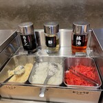 元祖油堂 赤坂店 - 左からニンニク、玉ネギ、紅ショウガ