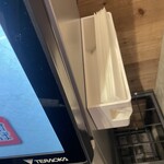 元祖油堂 - 券売機の横に紙エプロンありました。