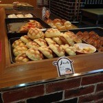 バッケンハイム ボルガ - 定番メロンパン120円　奥にピザパンは一種類・・残念