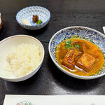 和田金 - 焼印の入ったお麩や三つ葉、玉ねぎ、三つ葉