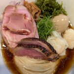RAMEN MATSUI - ネギの上に刻んだ海苔があり、これで味変になります。