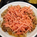 松屋 - 紅しょうが大量乗せ牛めし。