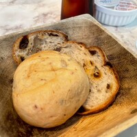 VALON TOKYO 錦糸町 - ハーブチキンについてくるパン