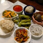 潟潟ヤ - だだちゃ豆　里芋　ツブ貝　白魚　有明くらげ　もち米焼売　キュウリ　トマト