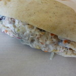 ミックスプラスベーカリー - 根菜と豆のサラダピタ ¥290