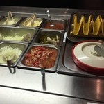 THE OVEN AMERICAN BUFFET - 手前のサルサソースのパクチーのアクセントがおいしかった。奥が激辛ハラペーニョ、その奥が、辛口サルサソース。