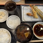 揚げたて天ぷら から天 - 最初の天ぷらと同時に　ごはんとお味噌汁も。