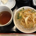 揚げたて天ぷら から天 - 熱いほうじ茶も出してくれる　　ごはんに乗せるー