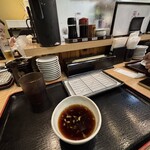 揚げたて天ぷら から天 - まず、このセットが。　卓上のお漬物を取って準備するよ