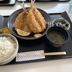 堂ヶ島食堂 - 【堂ヶ島アジフライ定食:３枚(2310円)】ご飯もいい量あります。アジフライはそのままでもいい、醤油もいい、ソースもいい。