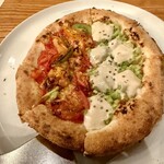 エンボカ - 野沢菜ピザとカラフルトマトのピザ　ハーフ&ハーフ