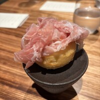 PRIMO PASSO - マルマルのピザ生地の中には大量のトロケタチーズ。思わずニコニコしてしまう
