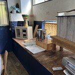 堂ヶ島食堂 - 1階のテラス席。お冷、おしぼり、配膳用お皿はセルフ。