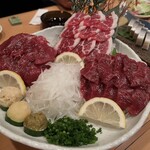 馬肉料理専門店さくら - 馬刺し 紅白刺し盛り