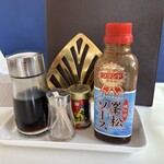 堂ヶ島食堂 - 調味料達。このソースがおいしかった。醤油も他とも違く美味しい。
