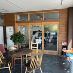 堂ヶ島食堂 - 1階のテラス席は、ベットと一緒に食べれます。