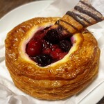 創作パン工房 UNE - ダークチェリーのデニッシュ？