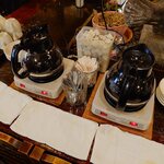 宗平 - お茶は配膳されますが、お水と珈琲はセルフです