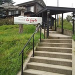 ラ フォンテ - お店は階段の上に♪