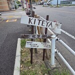 KITEYA - お店の道路側にある　かわいらしい営業案内。