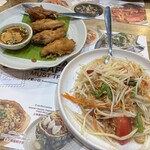 Savoey - ソムタム（青パパイヤのサラダ）とガイトード（鶏肉のタイ風唐揚げ）と餅米のセット