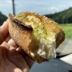 天宮のパン - 見るからにクラスト（皮）の旨そうな焦げ加減とパリパリ感。香るバターとガーリック、しっとりソフトなクラム（身）とのバランス、そこにお塩のアクセント。お見事。