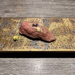 鉄板焼katakago - 黒毛和牛の炙寿司(本日のアミューズ) 塩昆布と金箔のせです。お上品な味付け。口の中でとけました。