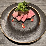 鉄板焼katakago - ローストビーフはたまねぎとバルサミコのソースのお味です。エディブルフラワーの花弁の向きまでこだわっているので華やかです。