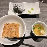 鉄板焼katakago - 〆のガーリックライスとお吸い物です。ご飯の量が選べます。ごはんが香ばしくておいしかったです。また、出汁をかけてお茶漬け風に食べてもおいしいです。