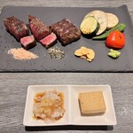 鉄板焼katakago - A5黒毛和牛ステーキ3種食べ比べ
      右側にある一見高野豆腐に見えるのは「泡醤油」、そのお隣は鬼おろしのポン酢かけです。お肉もお野菜も最高においしかったです。味変しながらいただきました。