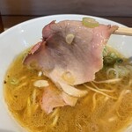 博多豚骨醤油らーめんウチダヤ - チャーシューは大判