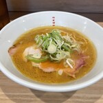 博多豚骨醤油らーめんウチダヤ - 醤油豚骨850円