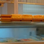 回転寿し　活鮮 - 女性の板前さんが物凄い勢いで厚焼き玉子を作っていきます。美しい。