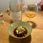 Chinese restaurant KUE - KUEの定番でもありスペシャリテのよだれ鶏と北九州のワタリセファームのオレンジワインで