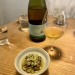 Chinese restaurant KUE - 小田原のサザエと焼きナスには海のワインと言われるアルバリーニョの白ワインで