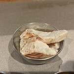 スパイスアンドカレー黄金の風 - 鯛刺しの炙りのスパイシーオイルがけ