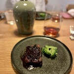 Chinese restaurant KUE - ゴーヤと回鍋肉、濃厚な一品を迎え撃つのは紹興酒（陳年紹興貴酒15年）を常温で