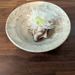 ワインと日本酒 葡萄色 - 牡蠣オイル漬け