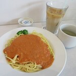 カフェ グランブルー - 料理写真:カニのトマトクリームパスタ600円、アイスカフェ・オ・レ350円