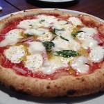 ナポリスタカ - マルゲリータにハムをトッピングしたピッツァ