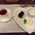 ピエロ - この日のデザートは柚子シャーベット、チョコレートケーキ、コーヒーゼリーでした。