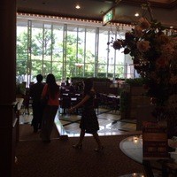 ビュッフェ＆カフェレストラン ナイト＆デイ - 高い天井に明るい空間