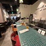 カレーのあさくま - 店員さんが席へ案内