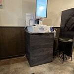 カレーのあさくま - まずは出入り口入ってすぐ左の券売機で商品を選び、現金のみで支払い