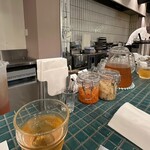 カレーのあさくま - 冷たいフルーツティーが入ったポットや、辛さ調整する辛味玉ねぎや、ガリみたいなものが入った瓶が設置