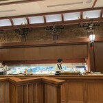 レストラン カスケード - 彫刻や鳩の飾りなど店装も一級品です。おそらく現代では作れないでしょうね。歴史を感じます。