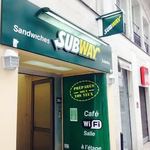 Subway - 線路沿いにあります