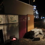 赤い扉が入り口です。