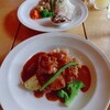花屋 - 手前が豚肩ロースの赤ワイン煮込み、奥が本日のプレートランチ